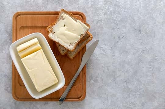 Dlaczego masło warto trzymać w maselnicy?